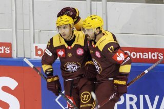 Le Valaisan Arnaud Jacquemet (à droite) et ses coéquipiers prennent exil à Viège le temps de deux matches.